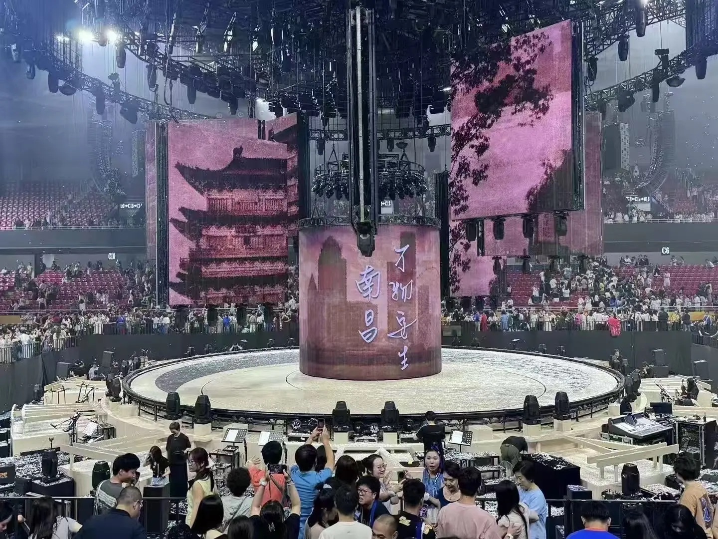 南昌发电机租赁保电护航时代智能柴油发电机组，为李健演唱会编织电力保障网。